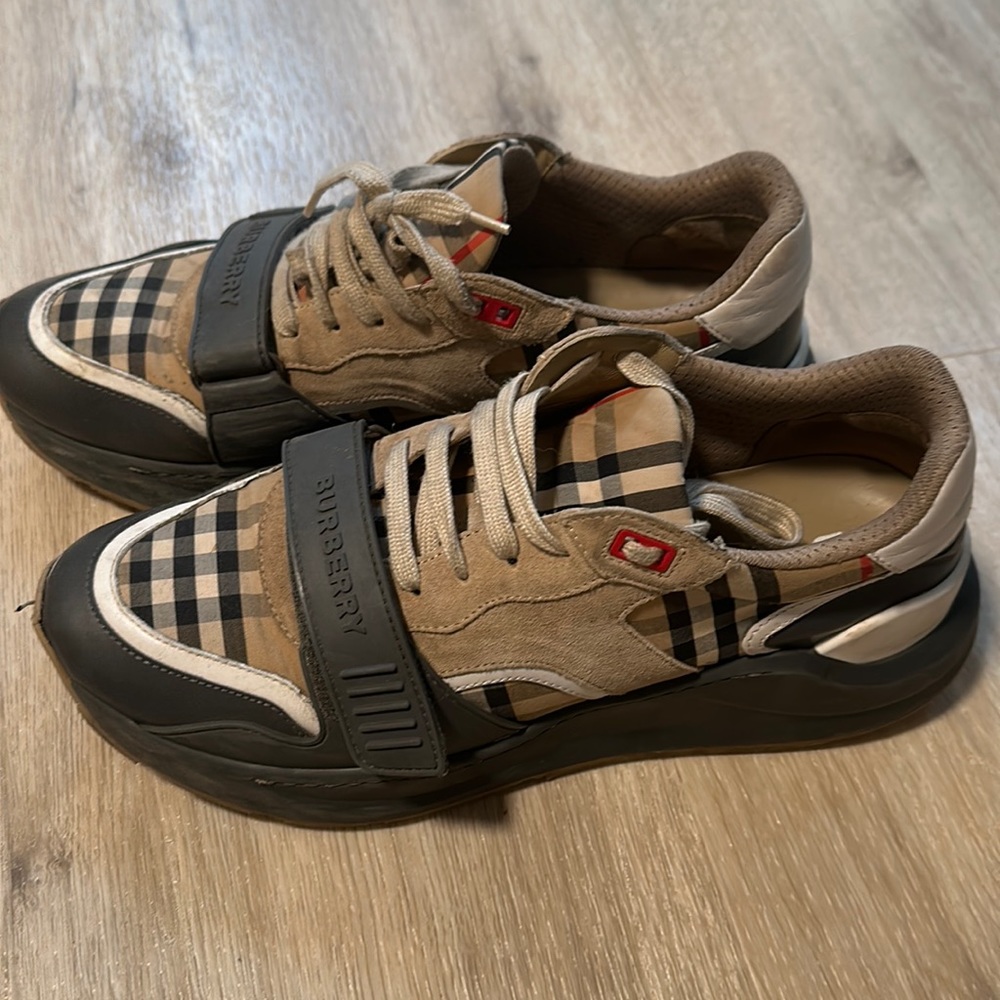 - Burberry Men Sneaker
